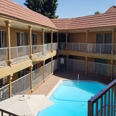 אונטריו Lotus By Hotel Inn מראה חיצוני תמונה