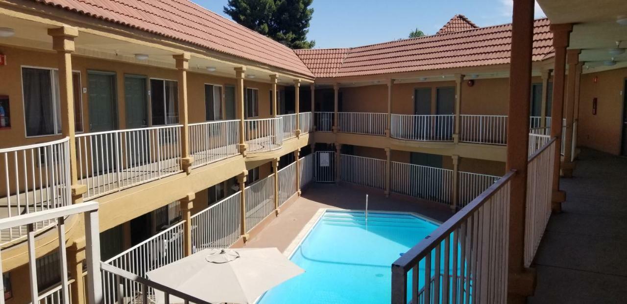 אונטריו Lotus By Hotel Inn מראה חיצוני תמונה