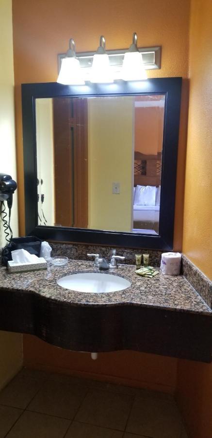 אונטריו Lotus By Hotel Inn מראה חיצוני תמונה