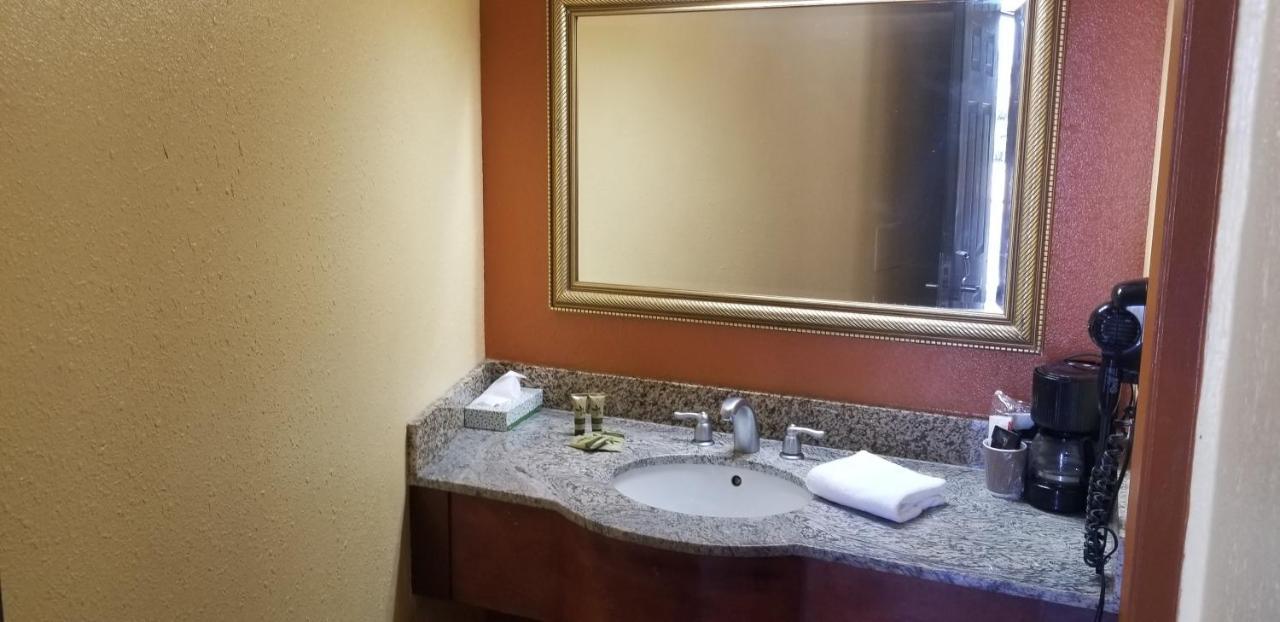 אונטריו Lotus By Hotel Inn מראה חיצוני תמונה